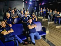 Cinema Rodoviário: PRFs para Sempre participam de sessão na carreta em Caruaru