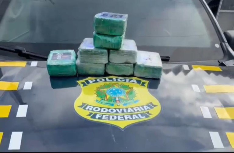 PRF detém homem com pasta base de cocaína e carro roubado no Recife