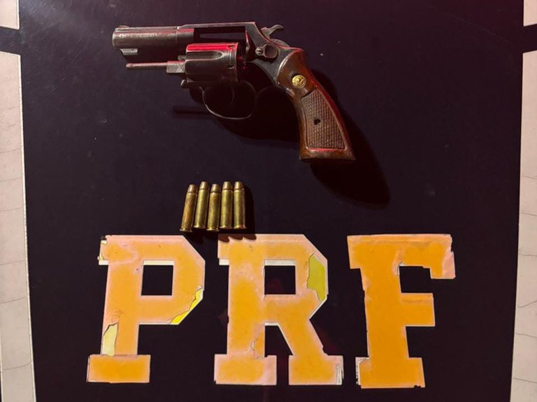 PRF detém homem por porte ilegal de arma de fogo em Arcoverde