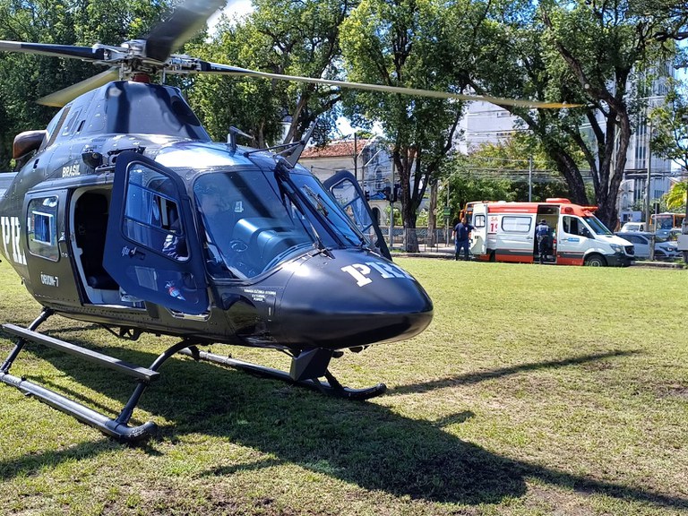 PRF e SAMU transportam paciente de Machados para Recife