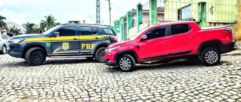 PRF apreende dois veículos roubados e um carro adulterado em Pernambuco