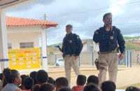 PRF realiza ação educativa com crianças em Garanhuns