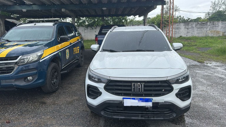 Motorista de carro roubado e foragido por roubo são detidos em Recife