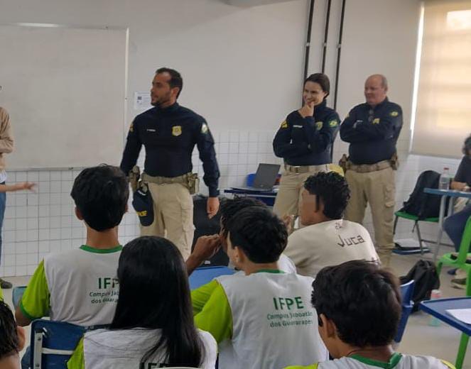 Polícia Rodoviária Federal realiza ação educativa no IFPE Jaboatão dos Guararapes
