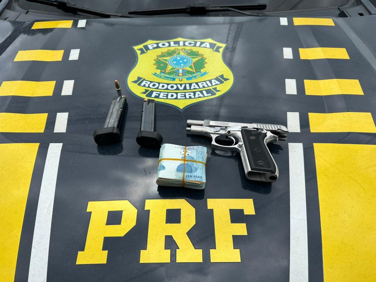 PRF apreende carro roubado, pistola e mais de R$11 mil no Recife
