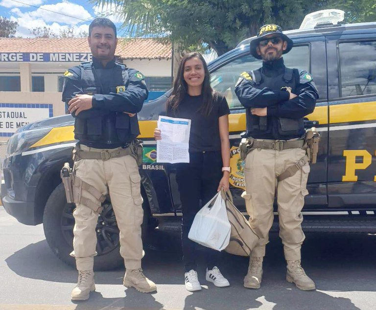 PRF auxilia estudante a chegar na prova do ENEM, após ônibus quebrar na BR 232, em Sertânia
