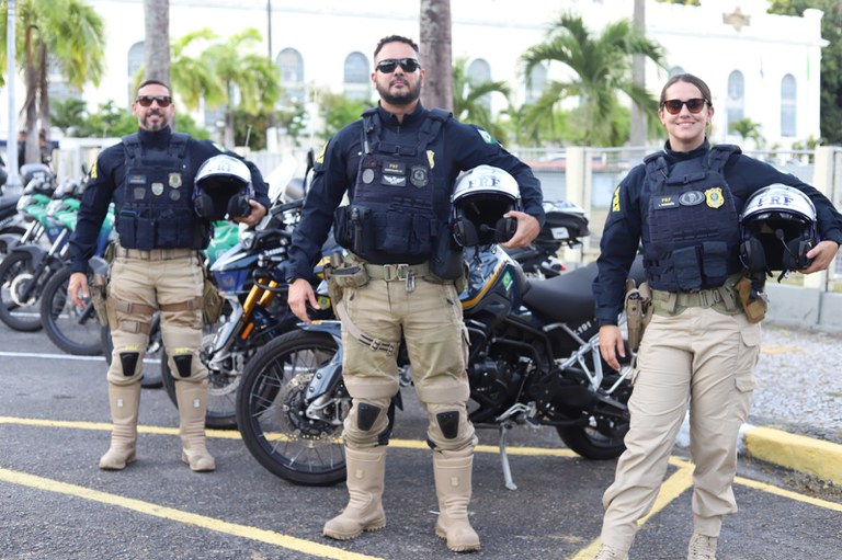 PRF participa de passeio motociclístico solidário de Natal da PMPE no Grande Recife