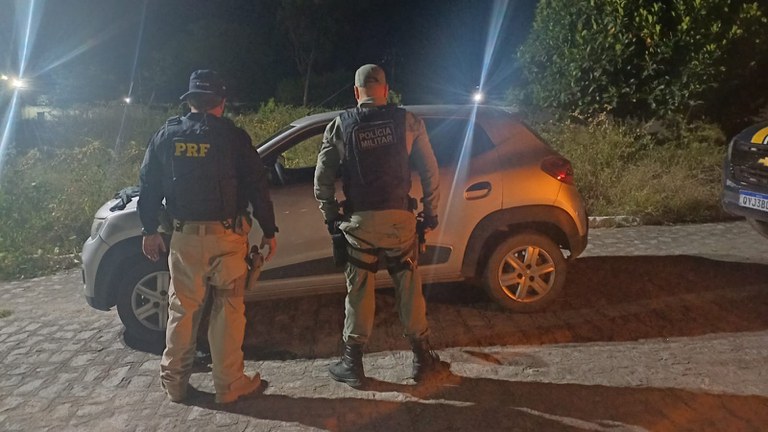 Após fuga pela BR 232, PRF e 8ª CIPM apreendem carro ilegal e toucas balaclava em Sanharó