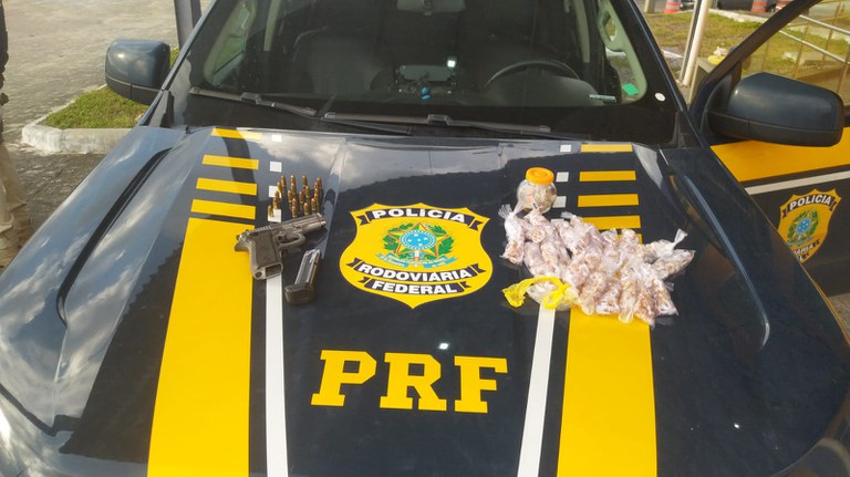 Homem é detido com droga, arma, celular roubado e moto clonada em Igarassu