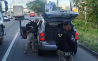 PRF detém homem com carro clonado, arma de pressão e distintivo falso no Recife