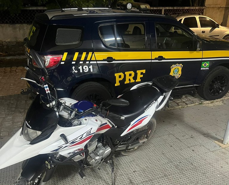 PRF recupera caminhonete roubada e moto adulterada no Rio Grande do Norte