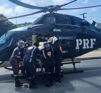 Vítima de queimaduras é resgatada de helicóptero, após desabamento com multiplas vítimas em Olinda