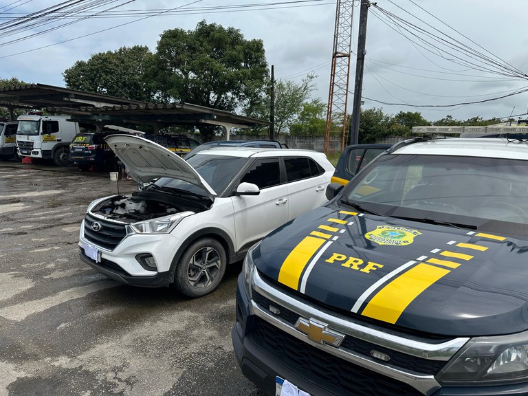 Após fuga pela contramão da Av Caxangá, dupla é detida com carro roubado no Recife