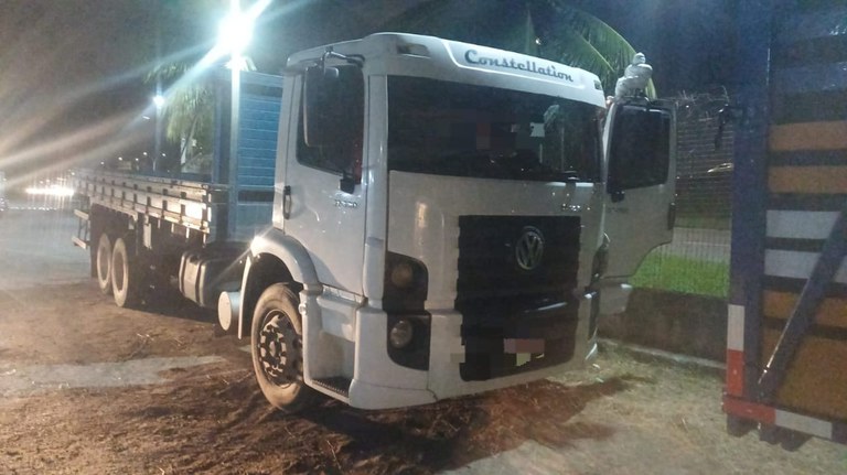 Caminhão clonado é identificado e condutor é detido em Jaboatão dos Guararapes.