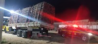 PRF apreende caminhão com 36 m³ de madeira transportada irregularmente em Pernambuco