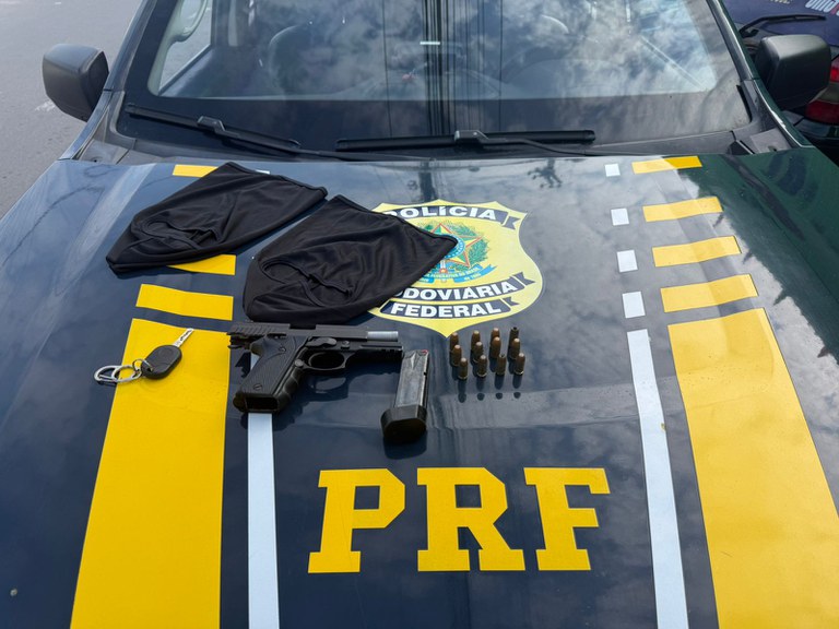 PRF detém homem com carro roubado, pistola e toucas balaclava no Recife