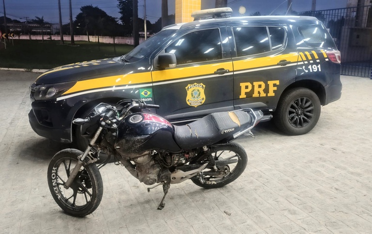 Adolescente é apreendido com motocicleta roubada na BR-424, em Garanhuns