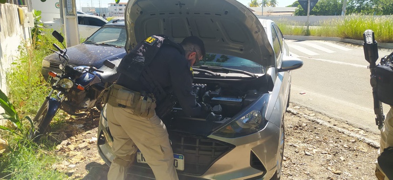 Carro com sinais de adulteração e registro de roubo é recuperado pela PRF em Petrolina