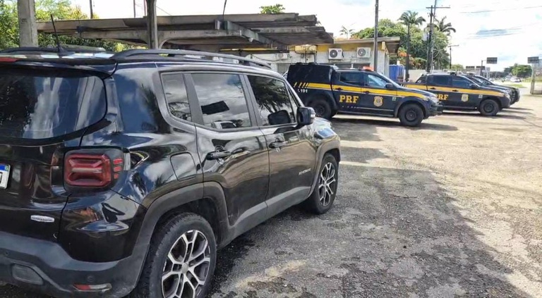 Carro furtado em São Paulo é recuperado pela PRF no Grande Recife