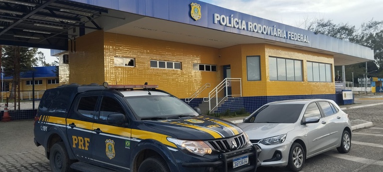 Carro roubado no Recife é recuperado pela PRF em Garanhuns