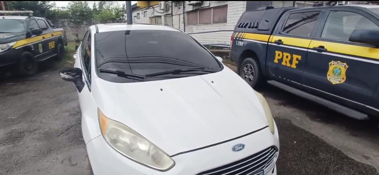 Foragido da justiça de Santa Catarina é detido com carro furtado no Recife