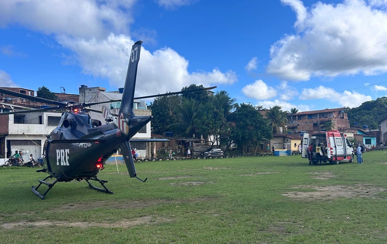 Mulher é resgatada de helicóptero após ser atropelada por caminhão na PE 60
