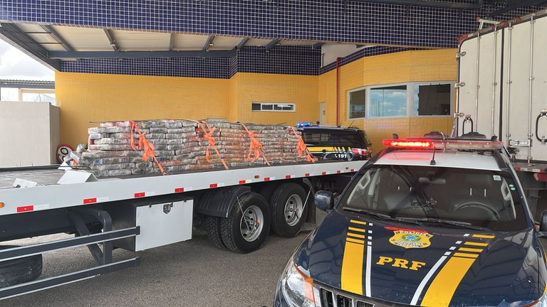 PRF apreende 1,9 tonelada de maconha no teto de caminhão frigorífico em Juazeiro