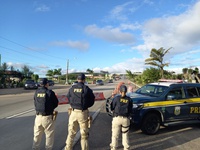 PRF apreende arma de fogo durante fiscalização em estabelecimento às margens da BR-101, em Gravatá