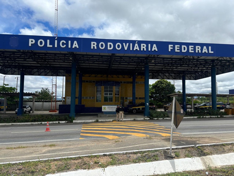 PRF flagra caminhão com placas falsas em Caruaru