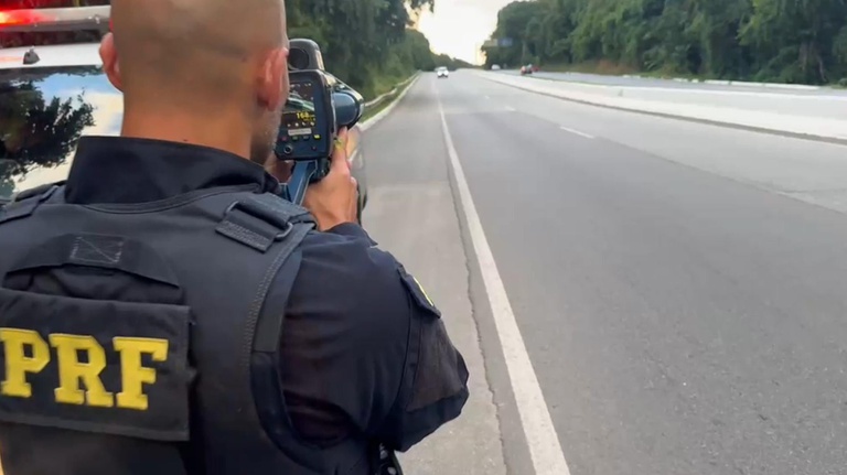 PRF flagra caminhonete a 168 Km/h em São Lourenço da Mata