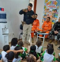 PRF participa de palestra sobre profissões em creche de Serra Talhada