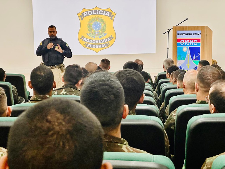 PRF realiza palestra de educação para o trânsito para efetivo militar no CMNE