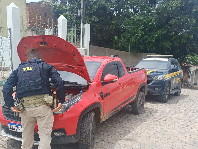 PRF recupera caminhonete roubada na BR-424, em Correntes