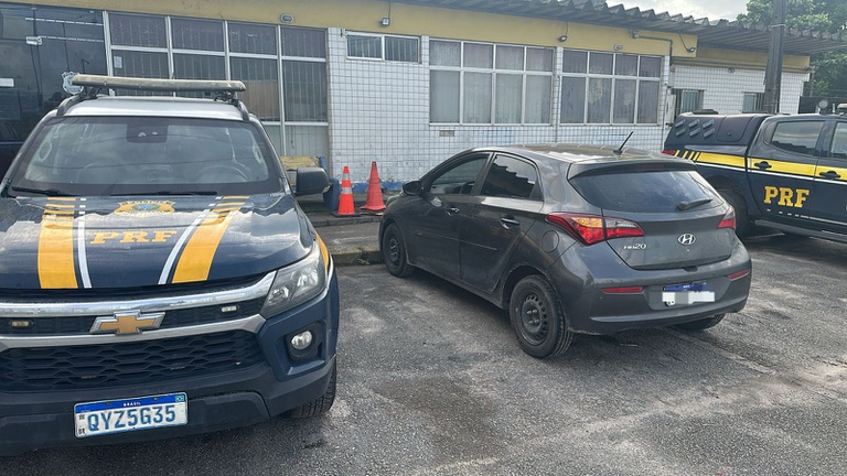 PRF recupera carro roubado no Recife