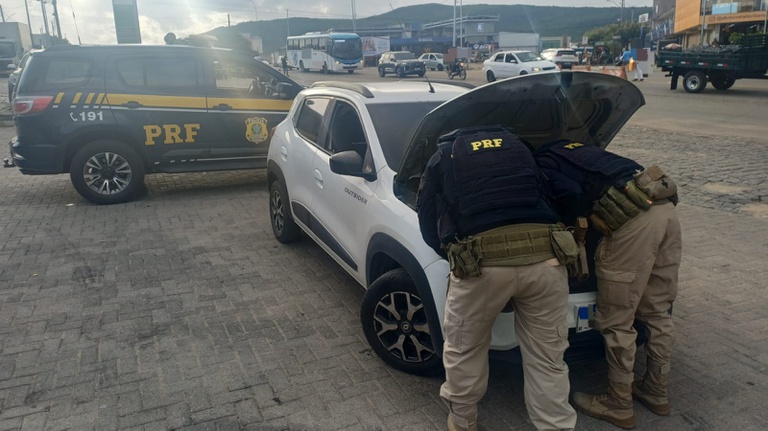 PRF recupera veículo com sinais de adulteração na BR-104, em Toritama