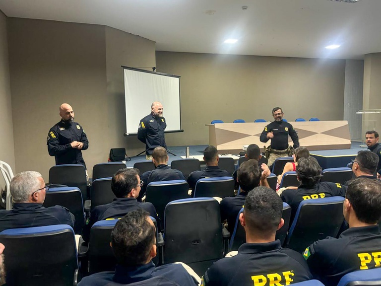 Superintendente da PRF-PE e equipe participam de reunião com o efetivo em Petrolina