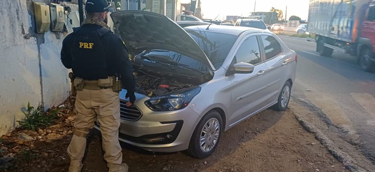 Carro roubado em São Paulo é recuperado pela PRF em Petrolina.