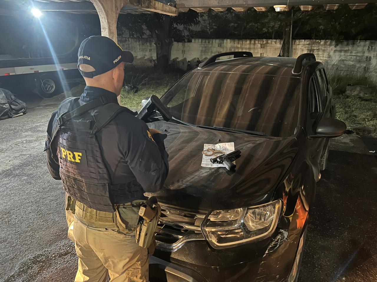 PRF detém procurado por roubo com pistola falsa e carro roubado no Recife