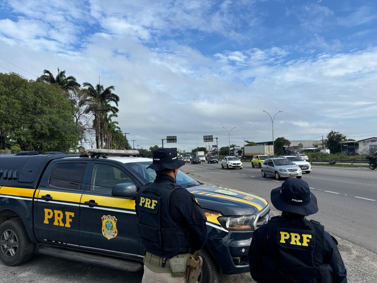 PRF recupera carro roubado na BR-408, em Carpina