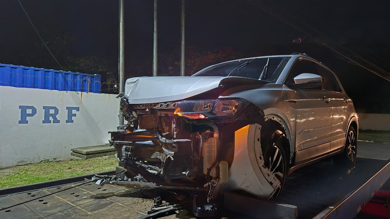 Procurado por homicídio é detido com arma e carro roubado, após colisão no Recife