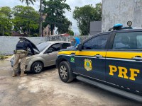 Procurado por tráfico de drogas é detido pela PRF com carro roubado em Paulista