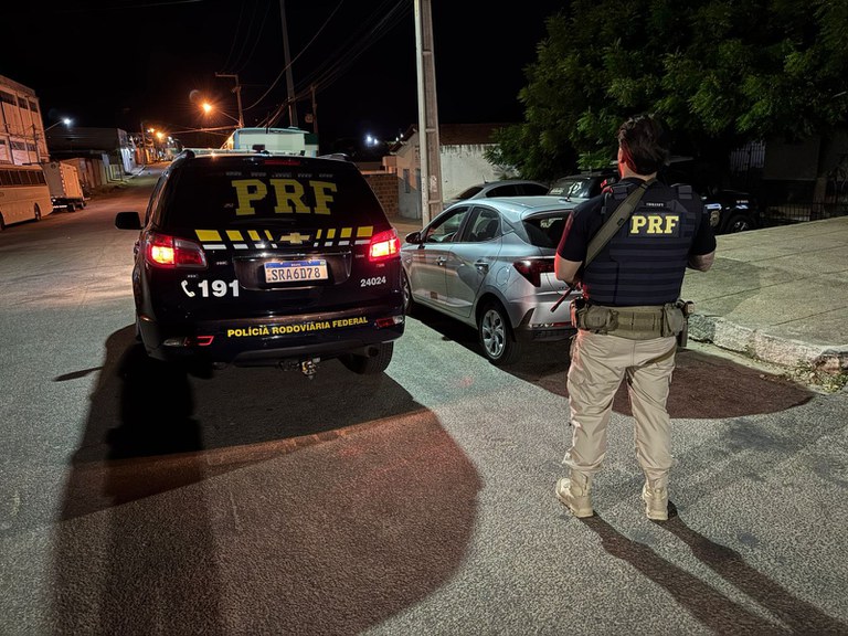 Carro roubado na Bahia é recuperado pela PRF em Cabrobó