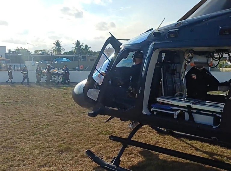 Idoso com traumatismo craniano é resgatado de helicóptero em Escada