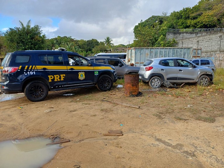 PRF detém suspeito de assalto com carro roubado em Jaboatão dos Guararapes