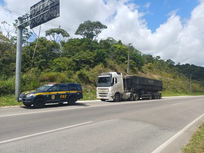 viatura PRF e caminhão na rodovia