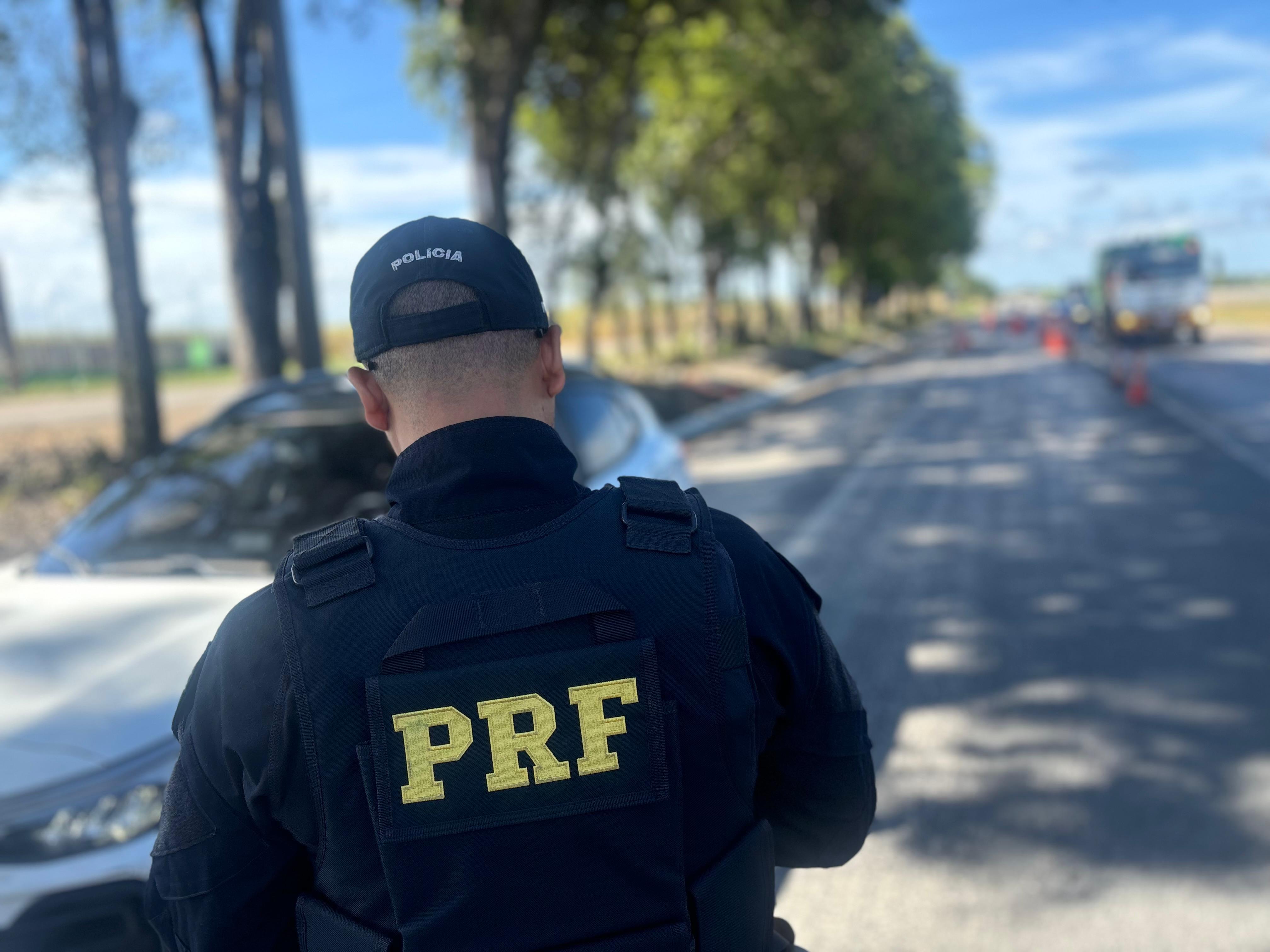 PRF flagra caminhão com longarina partida e diversas irregularidades no Recife