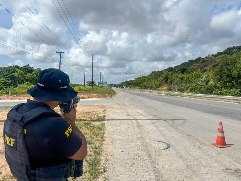 PRF flagra motorista de carro de luxo a 184Km/h em Igarassu