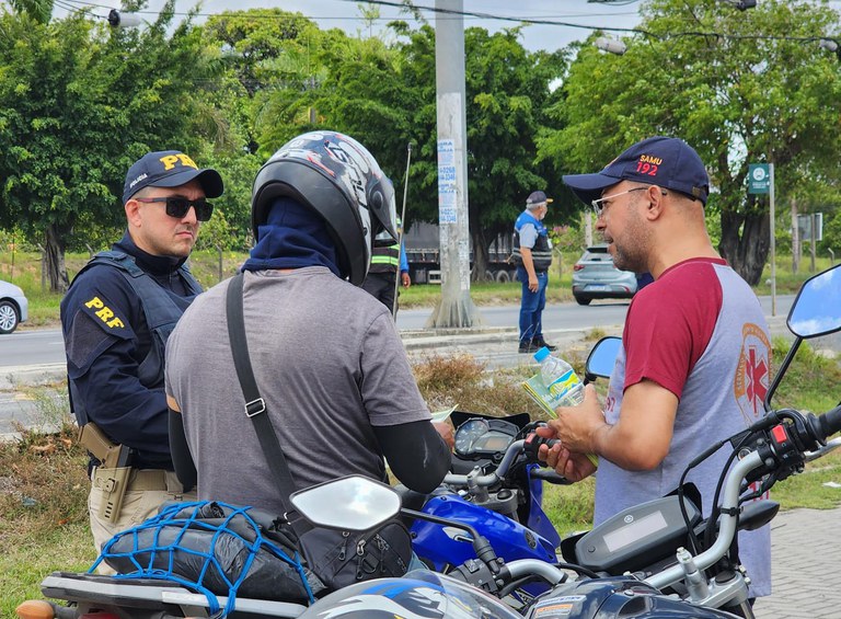 PRF participa de ação educativa e de fiscalização com órgãos parceiros em Igarassu