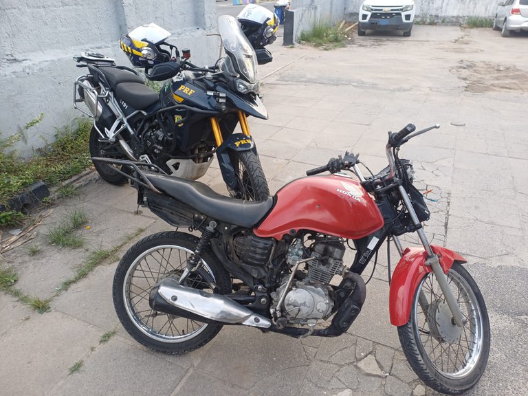 PRF recupera motocicleta furtada durante Operação Rodovida em Igarassu