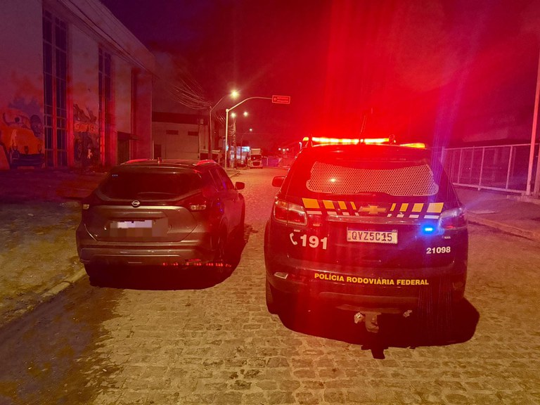 PRF recupera veículo roubado e com sinais de adulteração na BR-101, em Jaboatão dos Guararapes